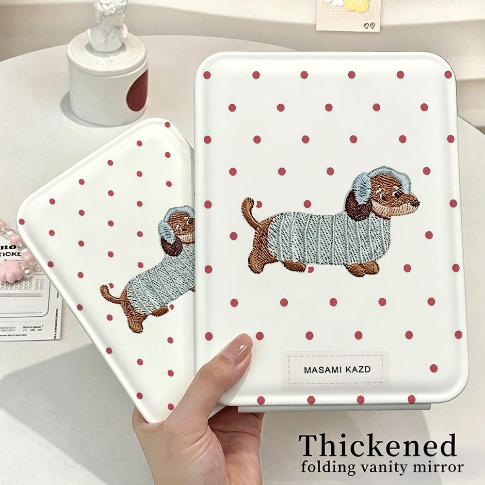 Gương gấp in chó xúc xích mặc áo len nền chấm bi, gương cầm tay mini tiện lợi bỏ túi