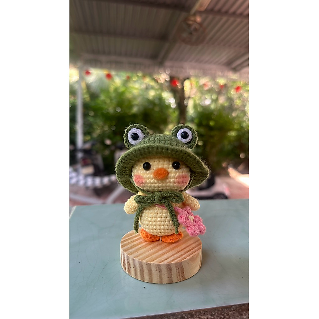Móc khoá len Vịt đeo túi hoa