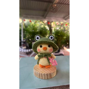 Móc khoá len Vịt đeo túi hoa