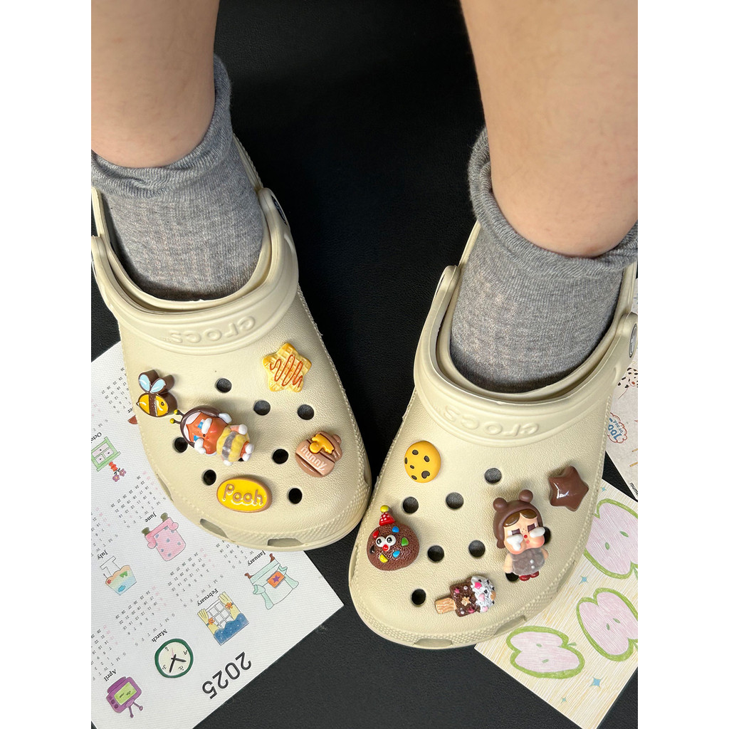 Phụ kiện lỗ Crocs Pop Mart Crybaby gấu hoạt hình dễ thương, khóa hoa tháo rời, phù hợp nhiều kiểu
