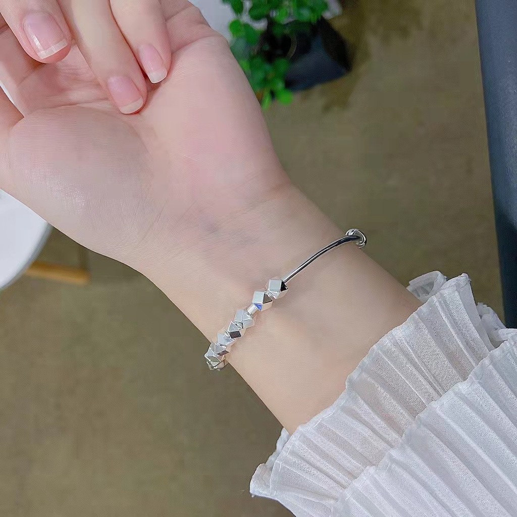 Vòng tay bạc tinh tế và sang trọng dành cho nữ