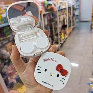Bạn là fan của Hello Kitty? Vậy thì không thể bỏ qua chiếc hộp đựng kính áp tròng siêu xinh này đâu nhé