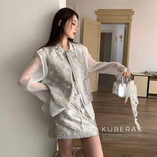Bộ trang phục Nữ gồm áo gile cổ tròn dệt hoa văn kiểu Trung Hoa và chân váy ngắn dáng chữ A cạp cao