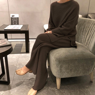 Set đồ nữ sang chảnh phong cách Pháp áo len xẻ tà quần ống rộng hai món dệt kim thu đông ở nhà màu lạc đà xám thư giãn