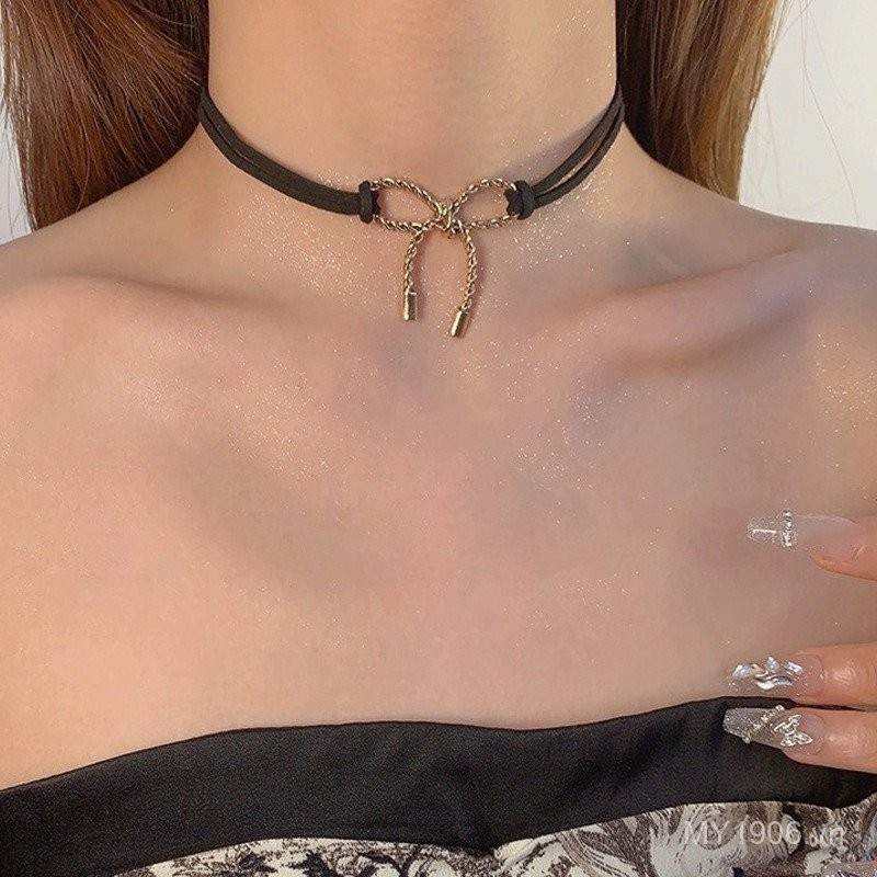 Vòng cổ xương phong cách tối giản, ngọt ngào với thiết kế cổ thoáng mát và dây xích