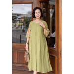 M COLLECTION | Váy Đầm Suông Nữ Trung Niên Tặng Mẹ Tơ 2 Lớp Xẻ Tà Cài Nút Bọc Tay Lỡ Thêu Hoa D12779 — ảnh 3