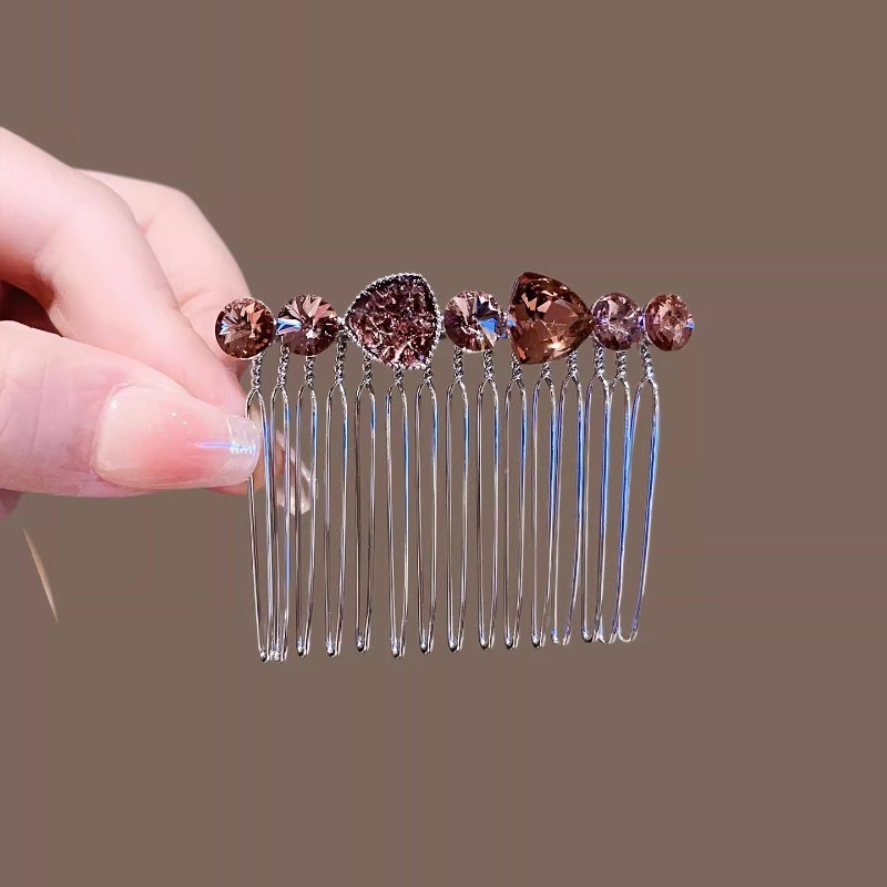Kẹp tóc pha lê tinh tế, phù hợp tạo kiểu tóc hiện đại