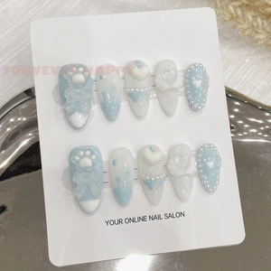 Móng tay giả màu xanh nhạt với trang trí ngọc trai với móng tay viền vô hại và mịn màng để mua sắm hẹn hò du lịch