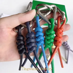Móc khóa xe hình tam giác bện mới Mặt dây thắt nút da thật