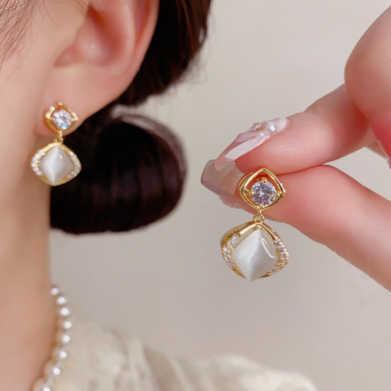 Bông tai đá mắt mèo hình kim cương thanh lịch, nhỏ gọn và tinh tế