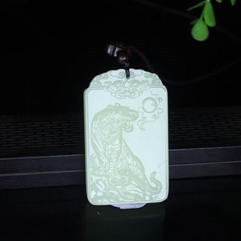 Mặt dây chuyền thiết kế hình hổ nam màu xanh trắng tự nhiên, phù hợp cho những chuyến leo núi