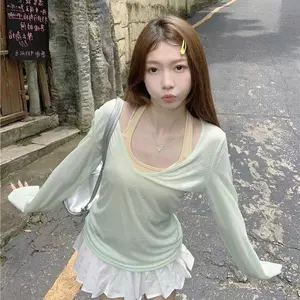 Mặc mùa hè trọn bộ Áo thun dài tay cổ chữ V trắng phong cách mới dành cho nữ Áo sơ mi mỏng + Bộ đồ hai mảnh có dây đeo