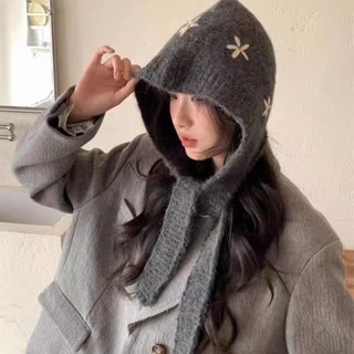 Mũ Balaclava dệt kim từ polyester, thiết kế hoạ tiết thêu ngọt ngào, chống gió và cổ áo cao giữ ấm.