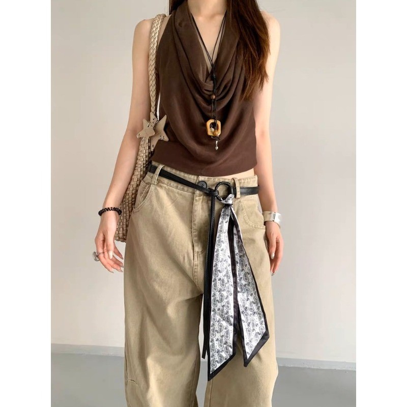 Họa tiết kẻ sọc đỏ retro phong cách Mỹ - Khăn thắt lưng nữ và quần jean kèm dây xích