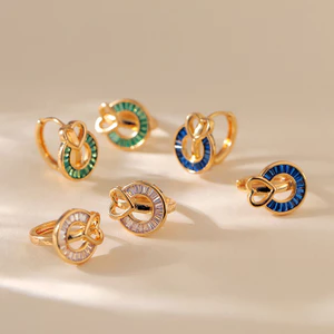 Bông tai hình tròn và trái tim mạ vàng, thiết kế pha lê đa màu sắc