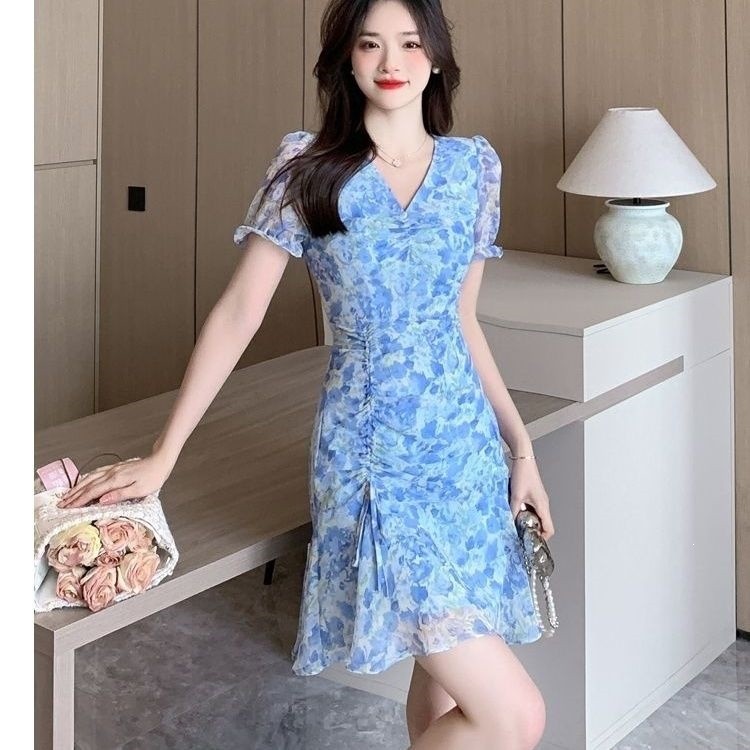 Đầm chiffon in họa tiết thời trang cổ chữ V ôm sát, kiểu dáng nhẹ nhàng, trẻ trung và thanh lịch, đầm ôm sát cơ thể.