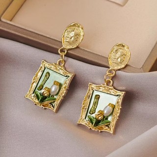 Bông tai phong cách cổ điển retro Pháp với tranh sơn dầu và ngọc trai baroque, tạo nên vẻ sang trọng.