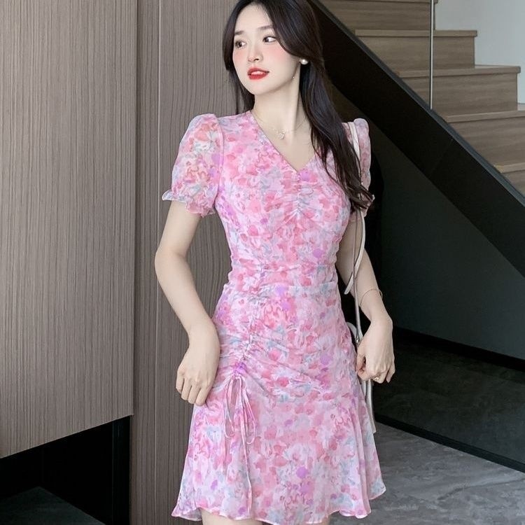 Đầm chiffon in họa tiết thời trang cổ chữ V ôm sát, kiểu dáng nhẹ nhàng, trẻ trung và thanh lịch, đầm ôm sát cơ thể.