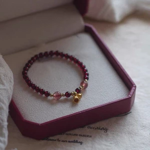 Rượu vang đỏ Garnet Lily of the Valley Vòng tay pha lê dâu tây Phong cách mới Niche Phụ kiện nữ thanh lịch
