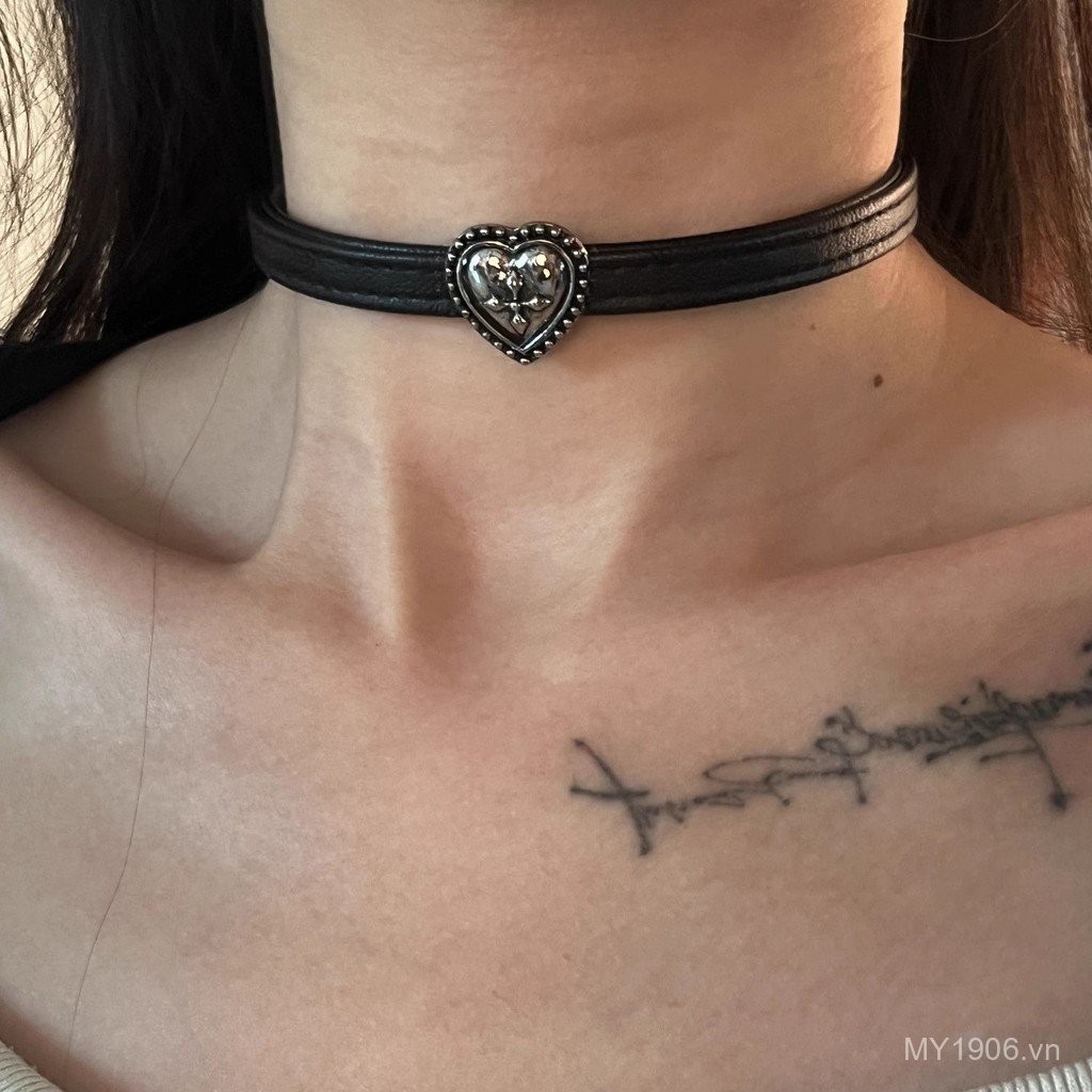 Vòng cổ vintage đen da choker phong cách punk với chi tiết dây xích và xương đòn, phù hợp văn hóa châu Á