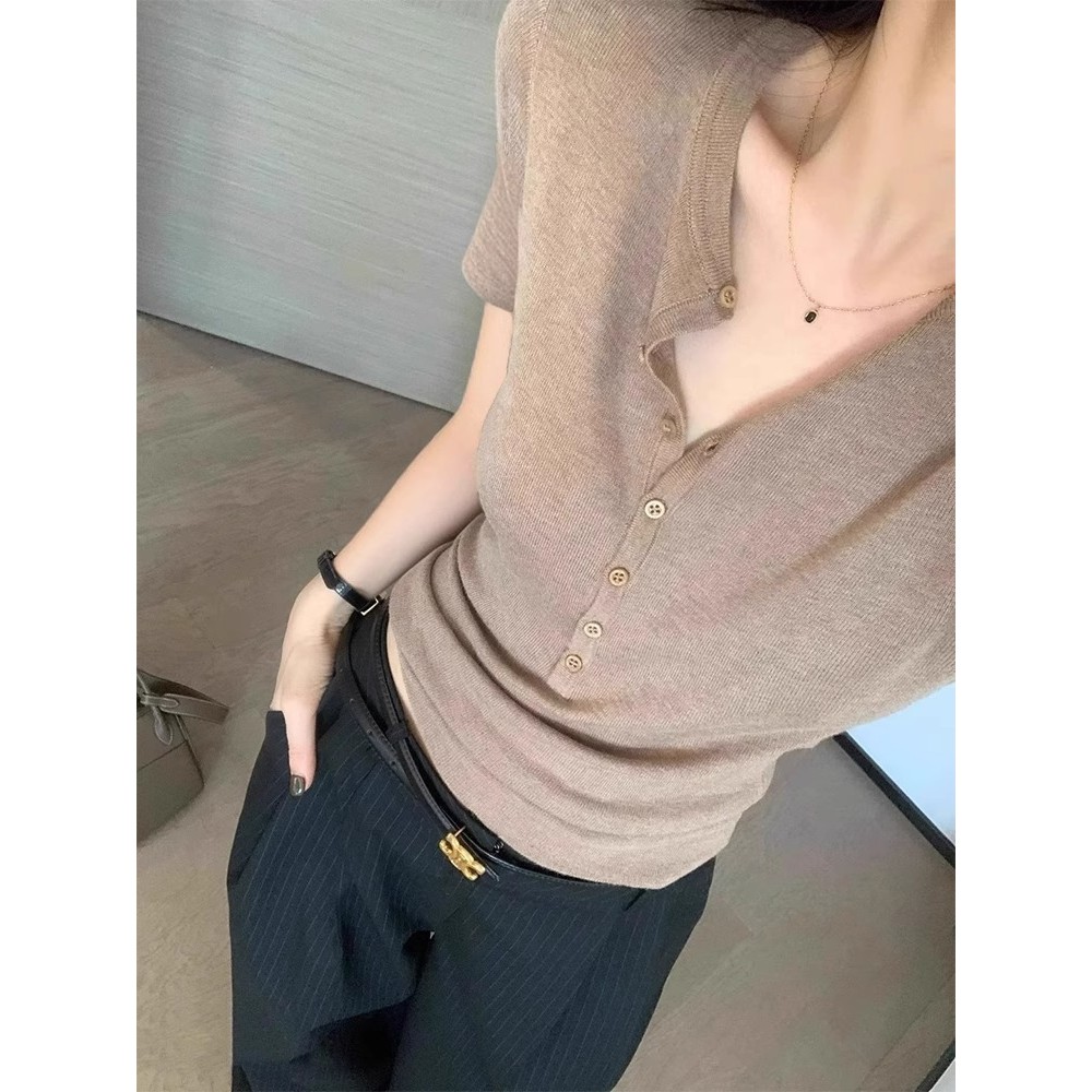 Cao áo sơ mi tay ngắn nữ, chất liệu kaki slim-fit, cổ chữ V, phù hợp mùa hè