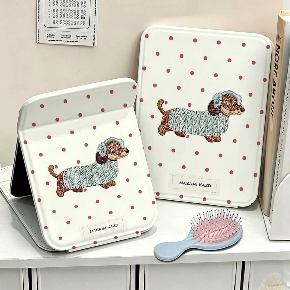 Gương gấp in chó xúc xích mặc áo len nền chấm bi, gương cầm tay mini tiện lợi bỏ túi