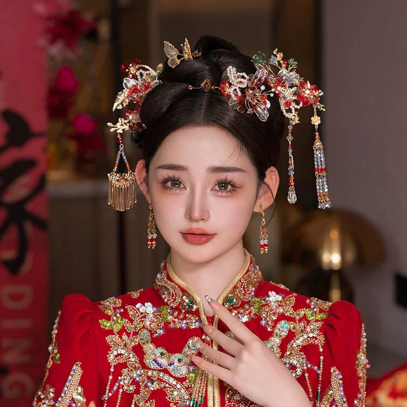 Mũ cô dâu phong cách Trung Hoa màu vàng đỏ, thiết kế đơn giản với họa tiết phượng hoàng và rồng