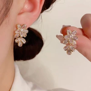 Bông tai hoa zircon s925 tinh tế, ánh sáng sang trọng phù hợp mọi dịp