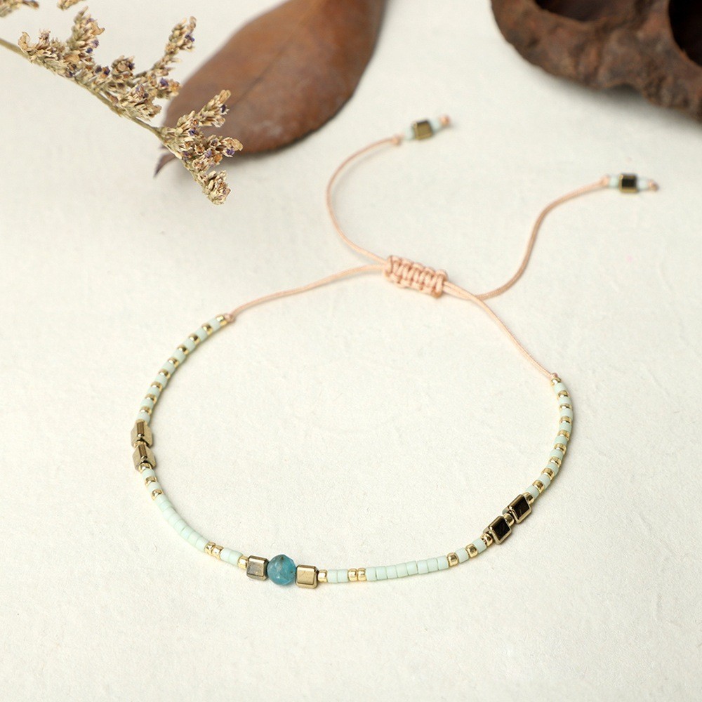 Vòng tay handmade phong cách boho với đá bán quý, phù hợp làm quà tặng