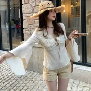 Áo sơ mi tay lá sen cổ tích cổ tích cổ chữ V có dây buộc dáng rộng tay áo Trumpet