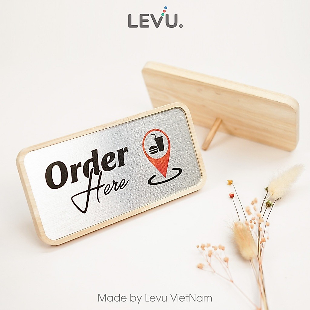 Bảng gỗ order here để bàn chỉ dẫn gọi món tại quầy trang trí quán LEVU BG57E