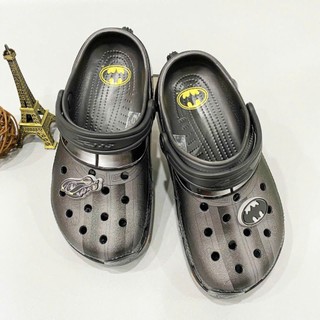 Sục Classic đen Clog Batman Batmobile trẻ em cao cấp, dép sục hoạt hình siêu nhân kids, tặng kèm jibbitz có quai hậu