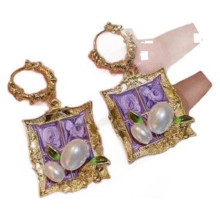 Bông tai phong cách cổ điển retro Pháp với tranh sơn dầu và ngọc trai baroque, tạo nên vẻ sang trọng.