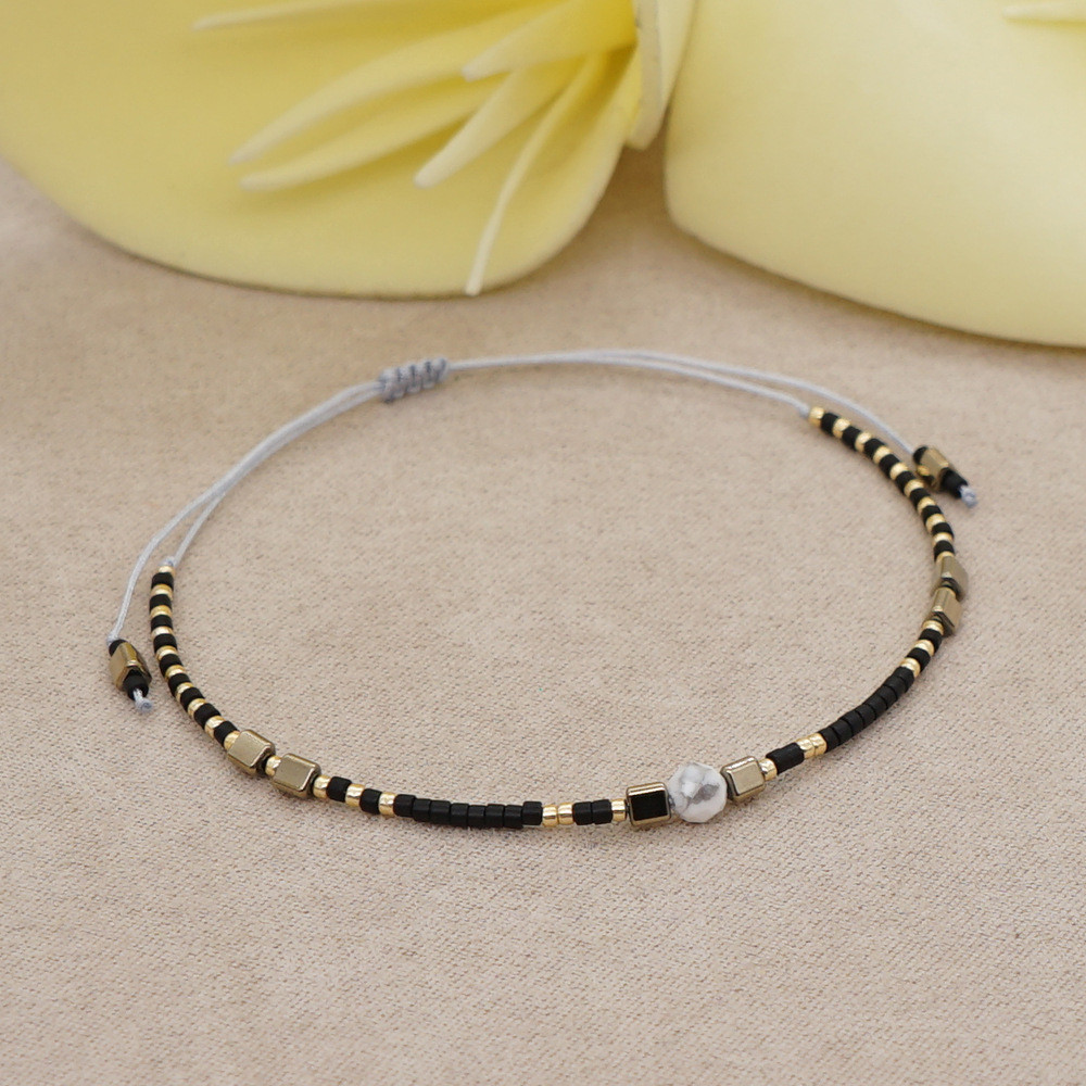 Vòng tay handmade phong cách boho với đá bán quý, phù hợp làm quà tặng