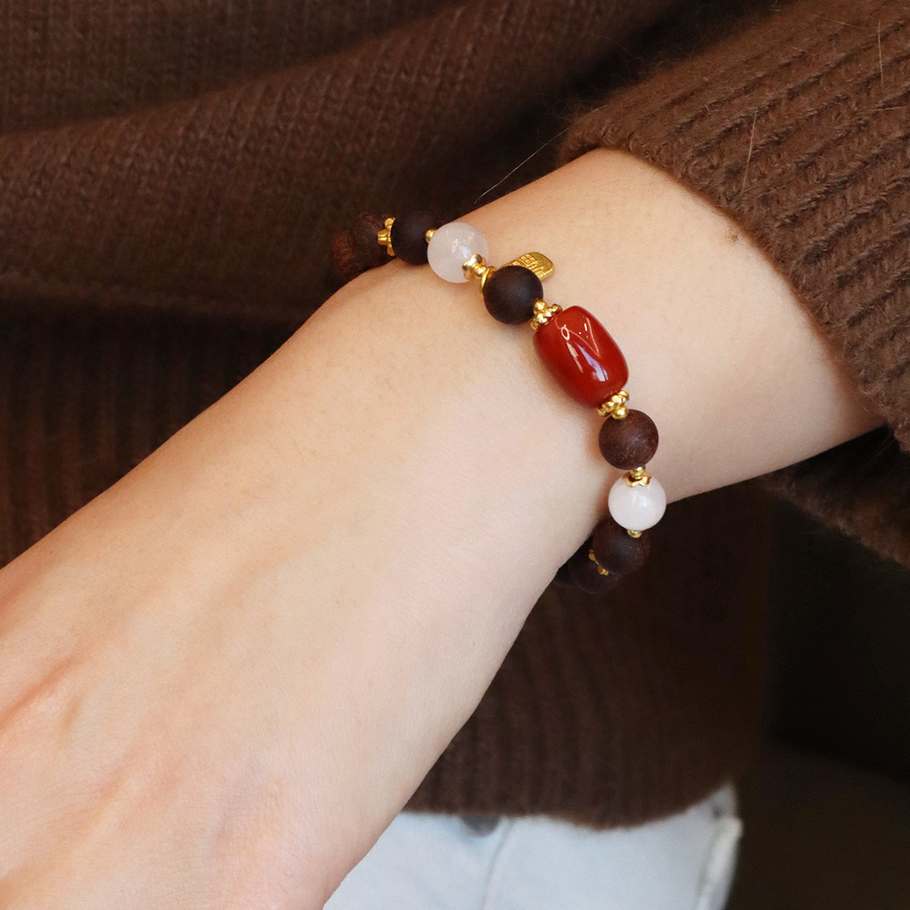 Vòng tay nữ chalcedony và gỗ trầm hương tự nhiên
