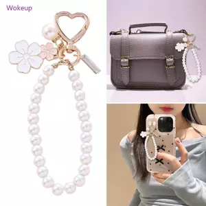 Móc khóa hoa và ngọc trai đương đại Woke có thẻ chữ cái cho sự sang trọng