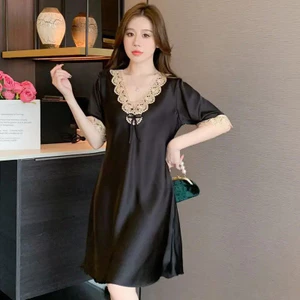 Váy ngủ bằng lụa mát mẻ VN, thiết kế cổ chữ V, viền ren kiểu Pháp, tay ngắn, vừa vặn dáng rộng, thanh lịch nhẹ nhàng, đó là váy gia đình đa chức năng thanh lịch.