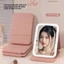 Gương trang điểm LED được trang bị chân đế, có thể gập lại, dễ dàng di chuyển và mang theo.