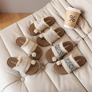 Dép Lê Bé Gái Phong Cách Boho Thổ Cẩm Đính Hoa Trà Xinh Xắn, Dép Xỏ Ngón Trẻ Em Tua Rua Mùa Hè Đi Biển Cao Cấp