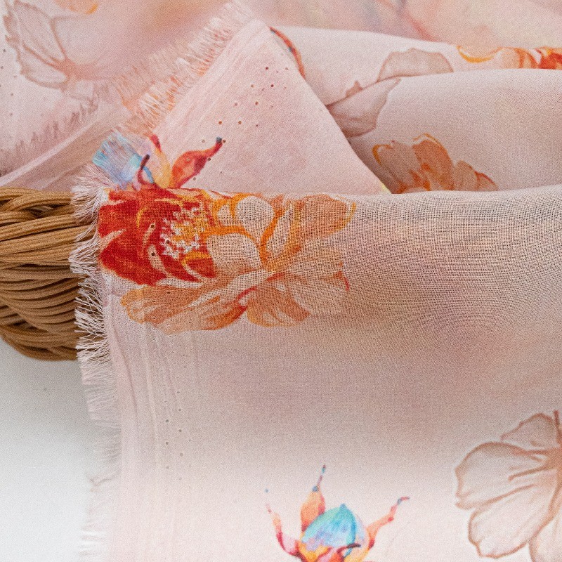 Mẫu váy voan georgette mùa hè từ vải lụa mỏng, phù hợp cho các chuyến đi biển