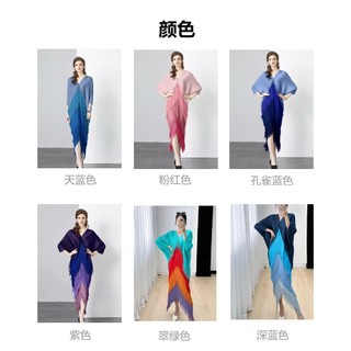 Đầm Miyake cổ chữ V tay búp bê với họa tiết xếp ly lớn, phong cách thanh lịch