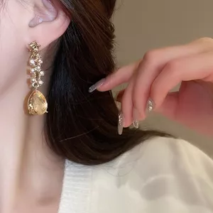 Siêu Flash Kim Cương Giọt Nước Vòng Cổ Bông Tai Bộ Retro Niche Thời Trang Ánh Sáng Sang Trọng Cao Cấp Xương Đòn Dây Chuyền Vòng Cổ 2026-6-11