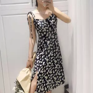Đầm đeo chéo hoa cúc nhỏ mùa hè Phong cách mới Vỏ bụng mỏng hơn Nhìn eo hẹp Tính khí Váy dài hoa đen