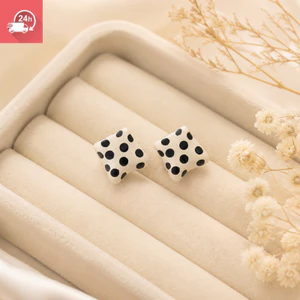 Bông tai vuông kim cương chấm bi đen trắng mới