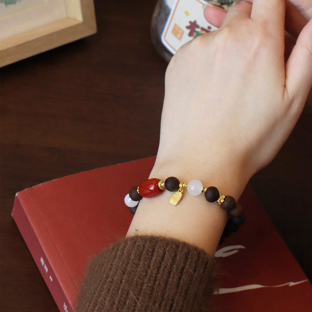 Vòng tay nữ chalcedony và gỗ trầm hương tự nhiên