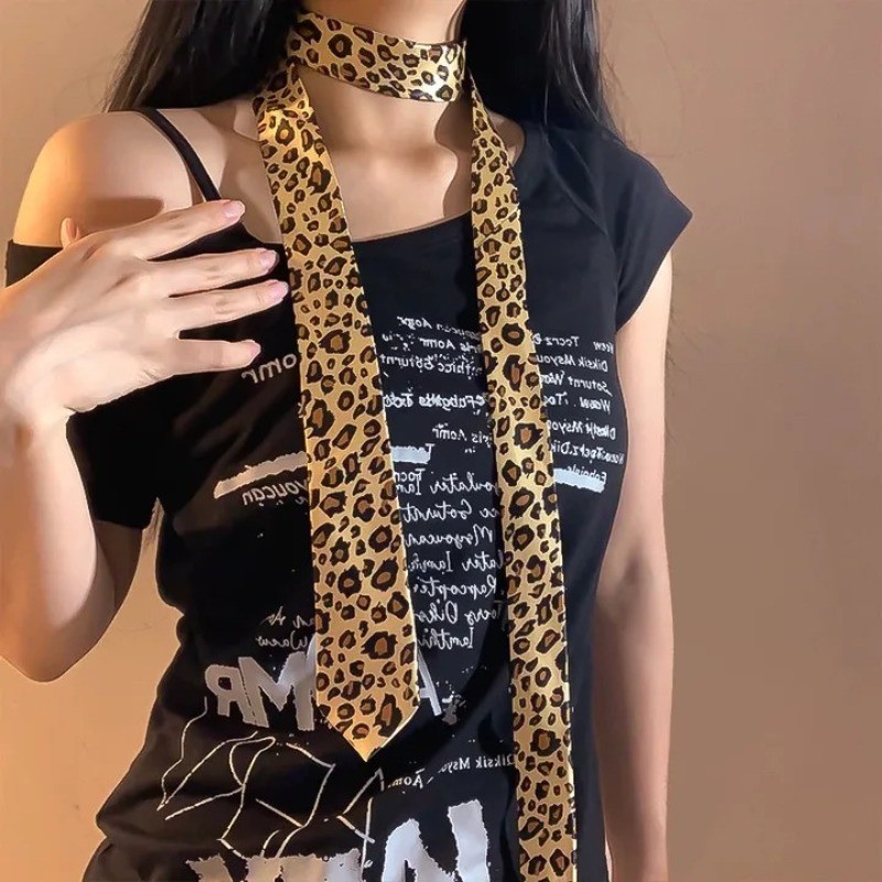 Quần jean thắt lưng dài cho cô gái với khăn lụa mát da báo in