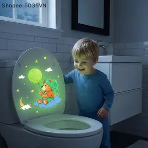 {AKIN} Glow Bear Toilet Stier Decal có thể tháo rời phát sáng Tự dính cho trẻ em Phòng tắm Trang trí tường Phụ kiện nhà vệ sinh {a}