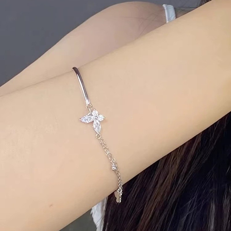 Vòng tay nữ mạ bạc hình bướm tinh tế sang trọng nhẹ nhàng