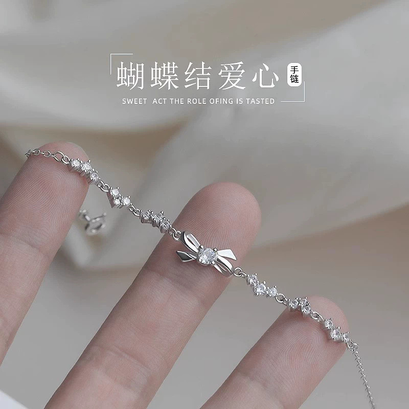 Vòng tay nơ đính kim cương hình trái tim sang trọng