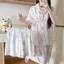 Bộ đồ ngủ ba món bán chạy tại Đông Nam Á: áo ngắn tay, quần đùi và quần dài;; bộ đồ mặc nhà cổ bẻ cho nữ